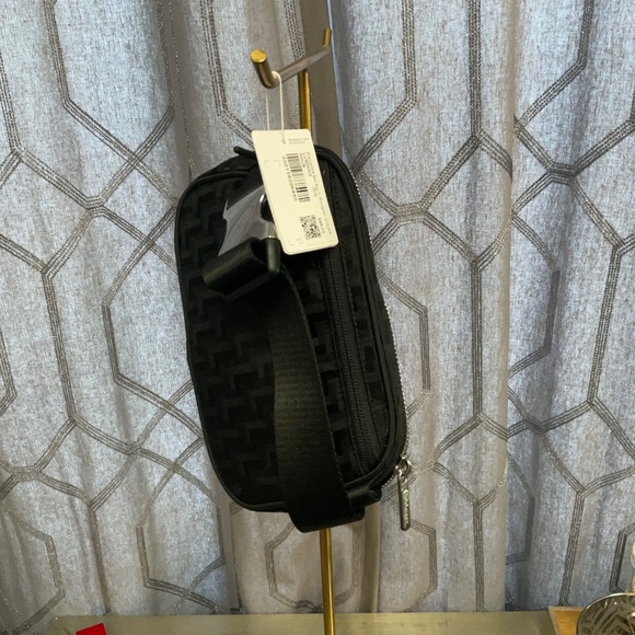 Lululemon Everywhere Belt Bag 1L in Black L Monogram Jacquard - Picture 4 of 8